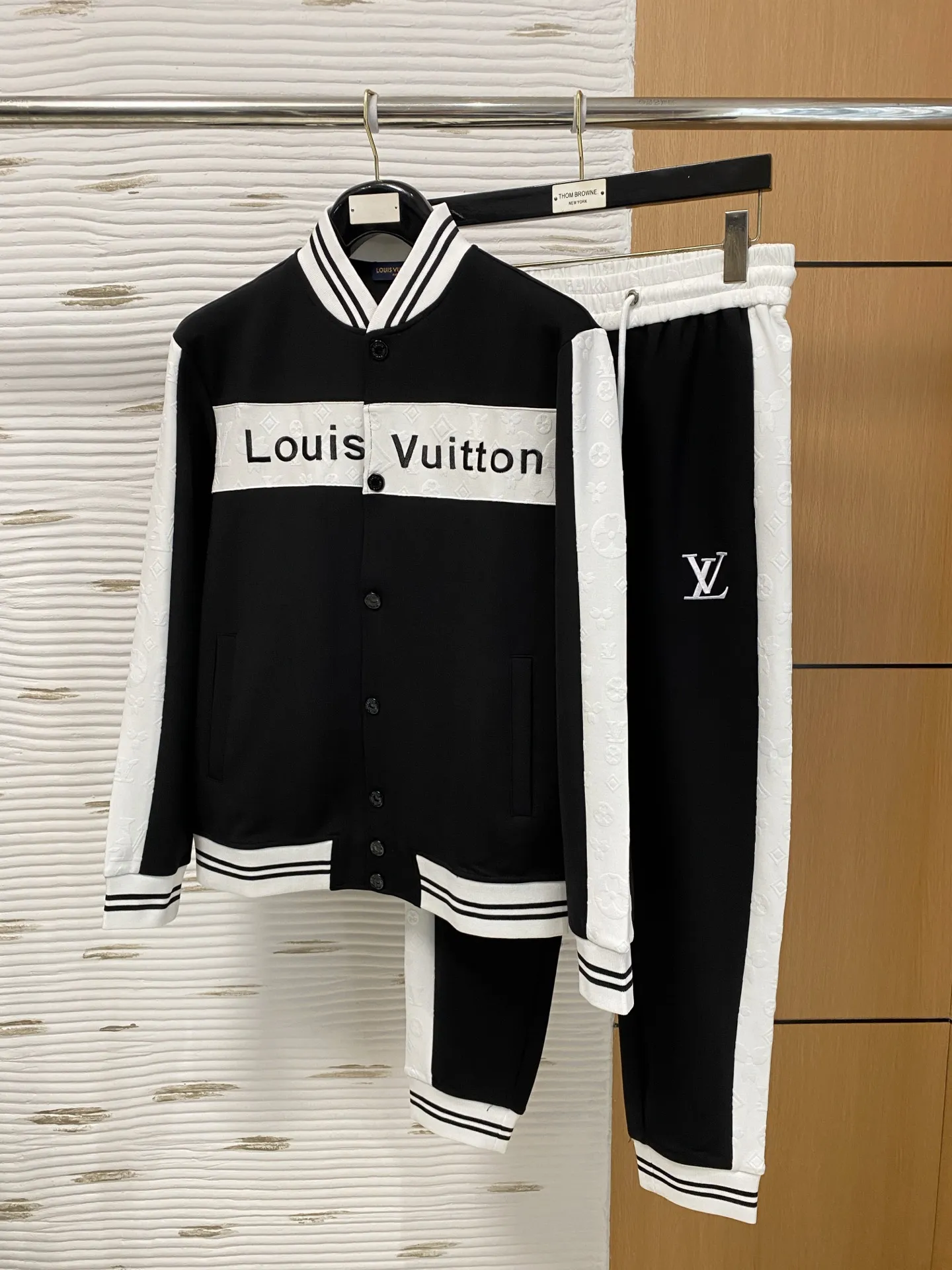 🅿️720 LV 2025 autumn and winter new counter, the same casual Tencel cotton fabric suit, breathable, comfortable and casual! Full of high-end feel! The details are exquisite and high-end, and the workmanship is impeccable! The original high-end fabric is very high-end! The fabric is crisp, anti-wrinkle and wear-resistant, warm, neat and stylish. Everyone must buy a set this autumn and winter. They must look cool and cool when wearing it. This is a model that we highly recommend! M-3XL